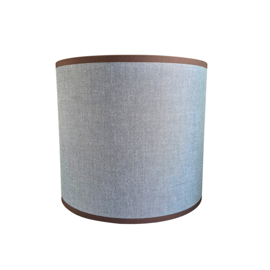 Lys blågrå med brun kant